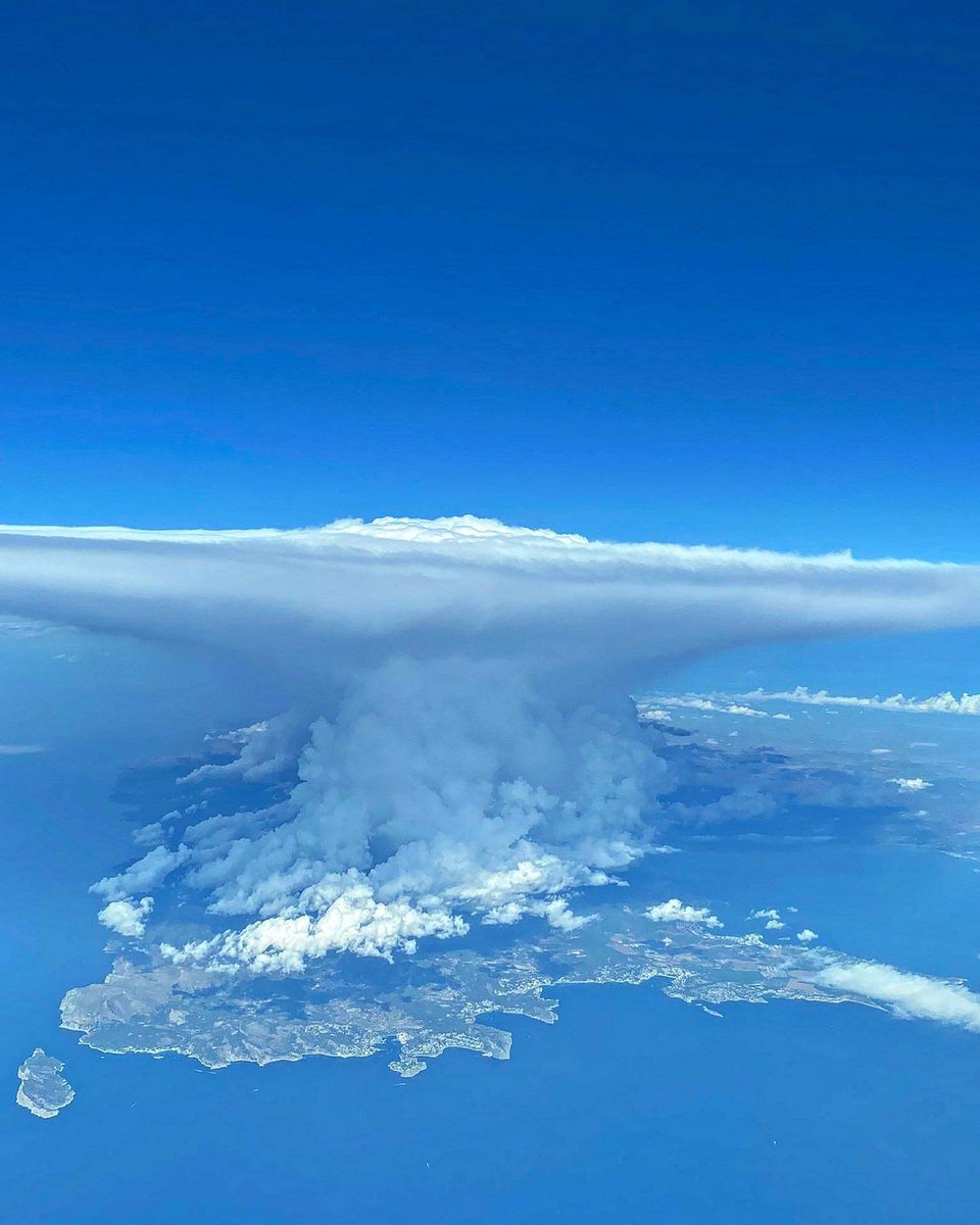 La tormenta ⛈ de hoy en Mallorca a vista de pájaro 🛩️. Llegó a descargar hasta 135 mm 💧 en solo 1 hora. 

📸 Cortesía de Sr. Pilot Blanco vía Météo Pyrénées.