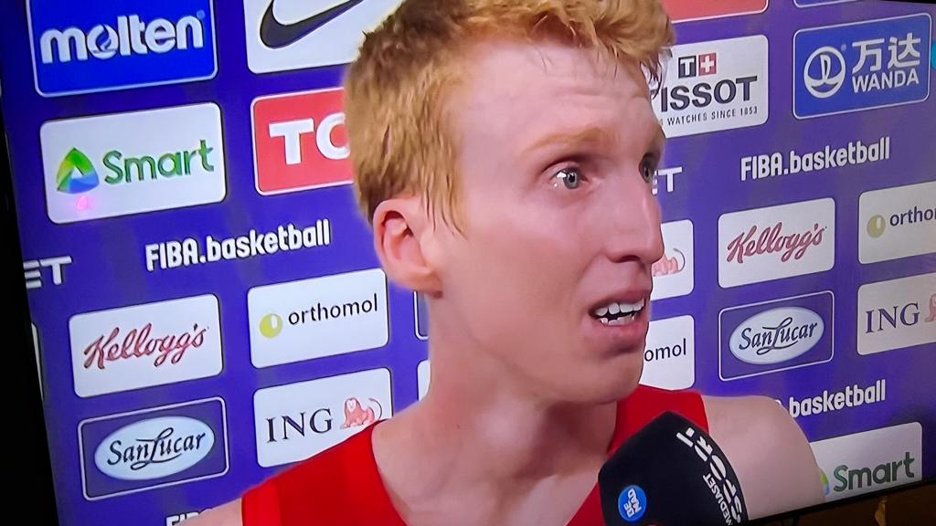 23:23 sin Alberto Díaz: -20 para España

16:37 con Alberto Díaz: +25 para España

De propina, 10 puntos, 2 asistencias, 2 rebotes, 1 robo y Schroder desactivado.

Sea del metal que sea,esta increíble medalla siempre llevará su alma.

Sus lágrimas, nuestro orgullo

#Eurobasket2022