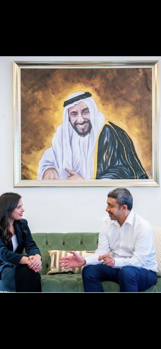 lateefaart's tweet photo. سبحان الله ..لوحة المغفور له الشيخ زايد بن سلطان ال نهيان رحمه الله كانت طلب من والدي رحمة الله عليه لرسمها قبل وفاته بشهرين  وكأن روح الوالد ما زالت معي وكأنه موجود يسعي لإسعادي .. رحمه الله .. https://t.co/a1zcGNZO4a