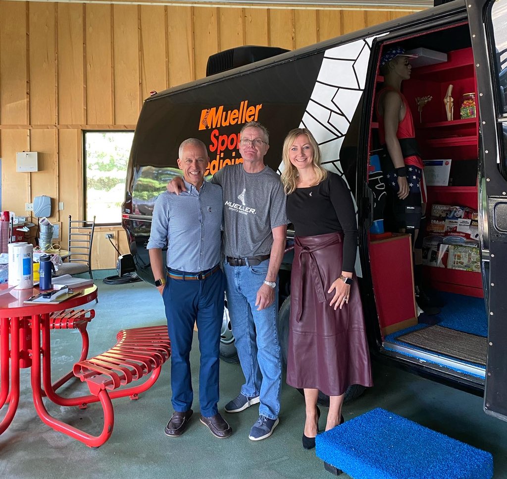 K_S_Institute's tweet image. This week, Mueller hosted Dr. @CasaDouglas &amp;amp; Dr. @CM_Eason to provide an overview on KSI and give an update on our innovATe partnership! Thanks to @MuellerSportMed for supporting the innovATe ATs and their communities! Together, we #strive2protect