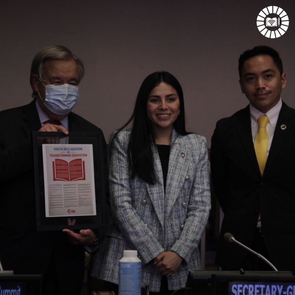 TransformingEdu's tweet photo. The @UN SG @antonioguterres accepting the youth declaration, symbolizing a listening ear given to young people's ideas 👏🎉

🟢 Young people are not leaders of tomorrow, but leaders of TODAY who are actively contributing to #TransformingEducation

https://t.co/AcHDent9Yh https://t.co/uD0Yvr0DQR