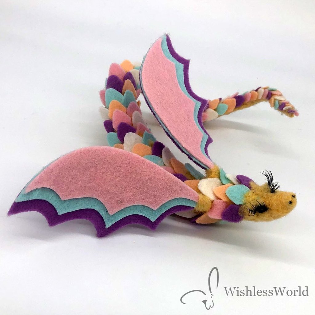 This serpent is feeling fabulous! Happy fab Friday everyone. 😋

#fabulous #candycolors #dragon #handmadetoys #needlefelting