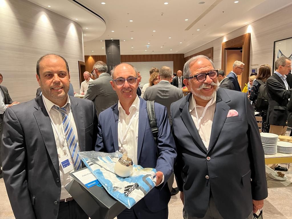 Garantizar's tweet photo. Terminamos la semana en 📍 Viena intercambiando experiencias con el objetivo de seguir generando oportunidades y crecimiento para las #Mipymes y el mundo de las #SGR.
Felices de compartir estos espacios con colegas de todo el mundo 🌏.
Evento anual de #AECM. https://t.co/oGU0KRmQ8V