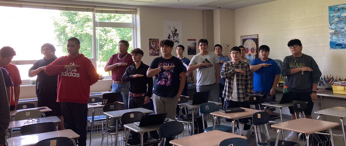 WHS_NHC's tweet photo. Estudiantes cantando el himno nacional de México. 🇲🇽 @WHS_NHC @BulldogLife_WHS https://t.co/X8F1o8bxvV
