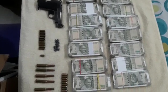 BharatKaaLal's tweet photo. #DekhRahaHaiBinod one more #aaptard fell for #corruption #AmanatullahKhanArrested of #AamAadmiParty for corruption, caught red-handed with Illegal Arms-Ammunition &amp; Money.
#CashAppFriday #HappyBdayModiji #India #barnawadiaries #BBKOTT #KPopOnSpotify #RamCharanForOscars #Canada https://t.co/6mQxf8dBdl