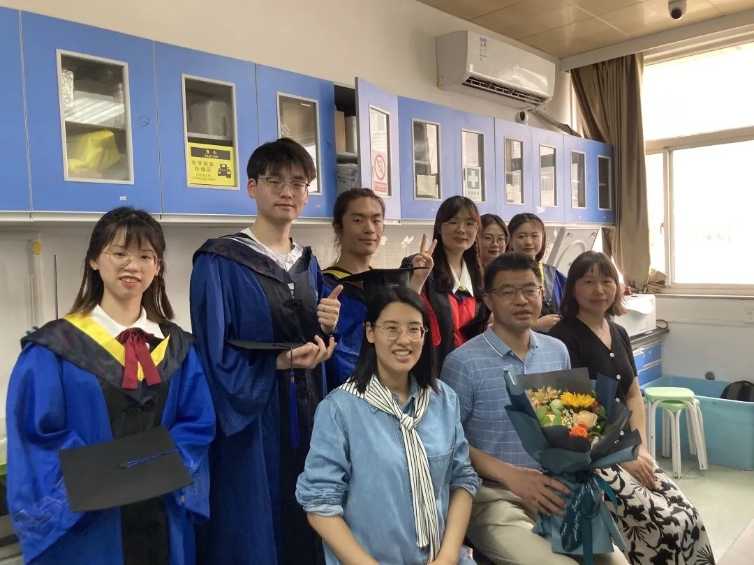 LabZhangs's tweet photo. This year Masters and PhD graduates from our lab!
CONGRATULATIONS 🎉🎉🎉 https://t.co/odkjfQlcFA
