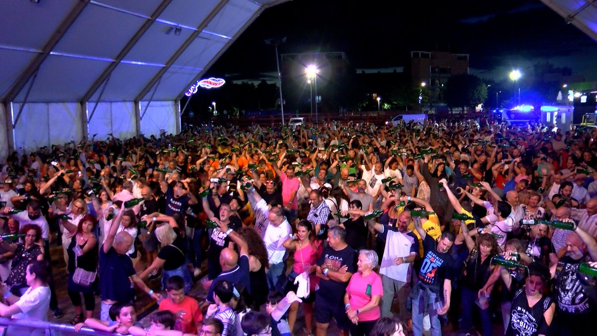 Lo hemos conseguido "912" es el nuevo Récord de Escanciado simultáneo de sidra fuera de Asturias. 😢emocionados.....gracias.....