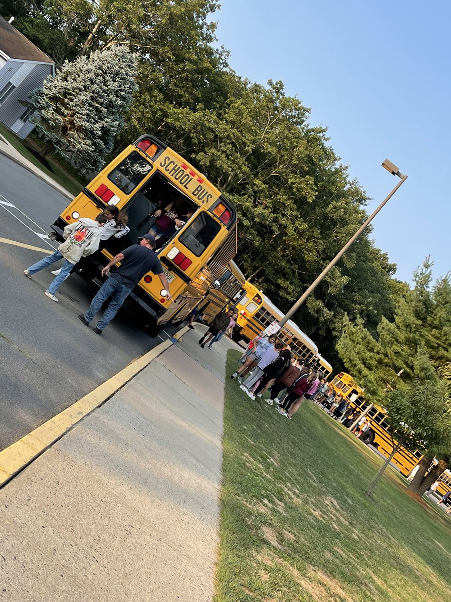 PrincipalMPES's tweet photo. 🦁🐾 Backdoor bus evacuations ✔️ Safety first! #wearemillpond #proudmillpondprincipal #safetyisapriority https://t.co/7DDVSTq4Au