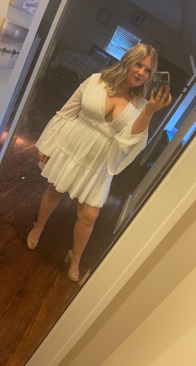 simplystasia_'s tweet photo. Date night to celebrate OFFICIALLY BEING HOMEOWNERS https://t.co/yWImNbHSPx
