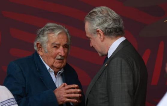 SantiagoCreelM's tweet photo. En el desfile, saludé al Presidente Mujica, le compartí que yo era el único opositor en el presidium.

Esto me contestó: “Sin pluralidad y voces críticas no hay democracia, y aunque es un sistema muy difícil de gobernar, es el mejor que tenemos, hace usted muy bien de estar aquí” https://t.co/y0AqCHyvXk