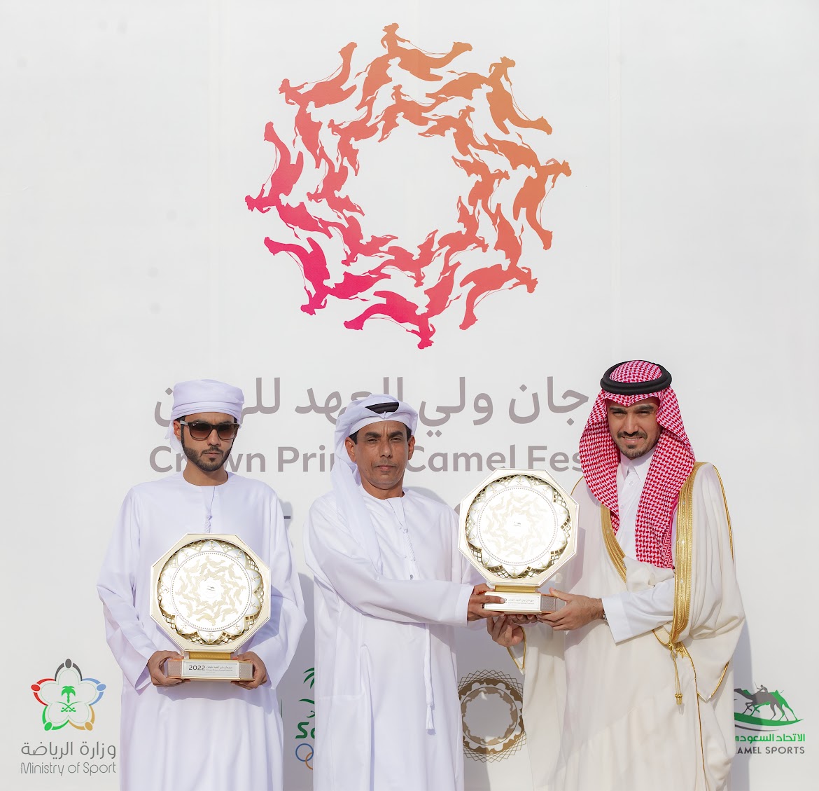 #وزير_الرياضة يكرِّمُ 16 فائزاً بكؤوس #مهرجان_ولي_العهد_للهجن 2022م.
spa.gov.sa/2384655
#واس_رياضي