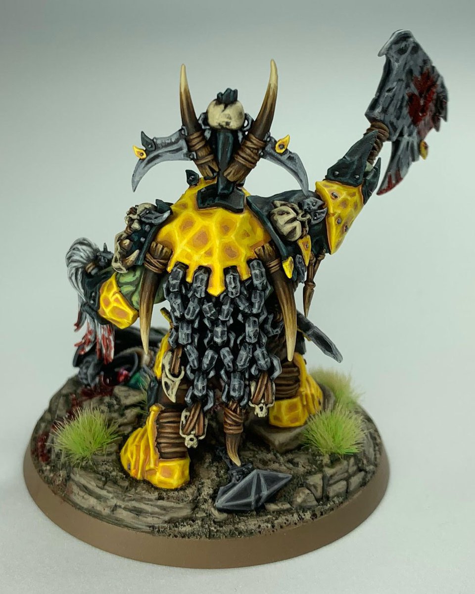 inanimateavata's tweet photo. Bazdrogg nekk-choppa with slain disembowelled Stormcast. White background shows colours so different to my eyes.
#bazdroggnekkchoppa #warhammercommunity #paintingwarhammer #stormcasteternals #orrukwarclans #warhammerplus #orrukmegaboss #ironjawz https://t.co/IzSD0GBh9x