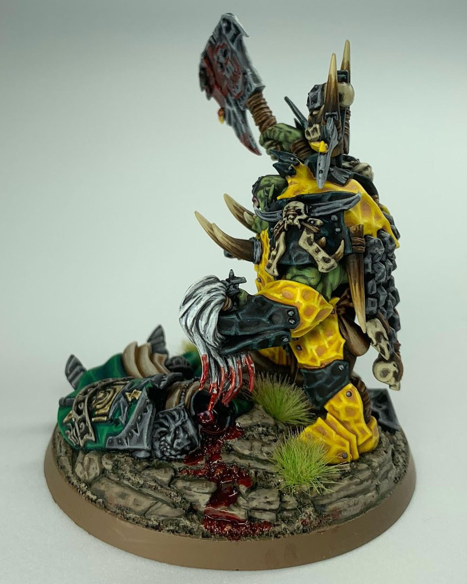 inanimateavata's tweet photo. Bazdrogg nekk-choppa with slain disembowelled Stormcast. White background shows colours so different to my eyes.
#bazdroggnekkchoppa #warhammercommunity #paintingwarhammer #stormcasteternals #orrukwarclans #warhammerplus #orrukmegaboss #ironjawz https://t.co/IzSD0GBh9x