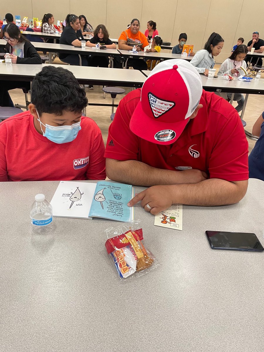 thegoodread's tweet photo. Kicking off #HispanicHeritageMonth with lots of #books in the hands of kids! #book #loteria and then our #bookbreakfast as well! #literacy #txasl @CarrollColts @SheldonISD #futurereadylibs https://t.co/CpvyrN5uwu