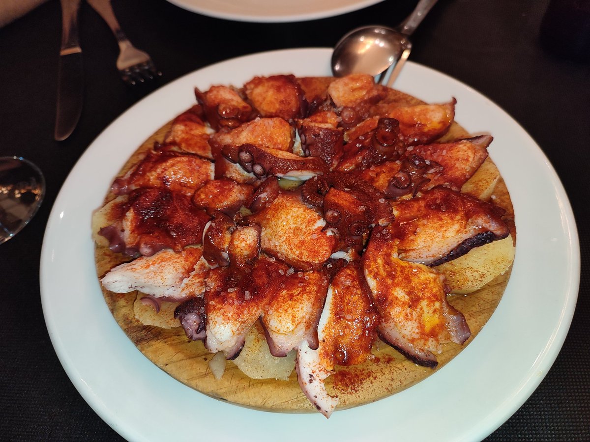 Sergiete17's tweet photo. @Babuu29296 @ByAlBeR_CR Aprovechando la gastronomía, cogiendo fuerzas para el evento de mañana de @NationaLeague_ https://t.co/G0a9vovPkd
