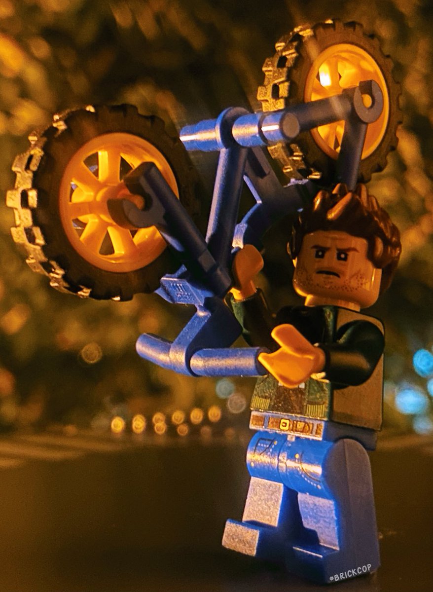 Brick_Cop's tweet image. Instead of sharing the footage, please can we make this go viral so we find the man who’s redefined the terms; “have a go hero” &amp;amp; “improvise, adapt, overcome”?

Once we’ve identified #bikeguy I’ll make sure details get to where they’re meant to be!

Please share! #ThinBlueLine 🚨