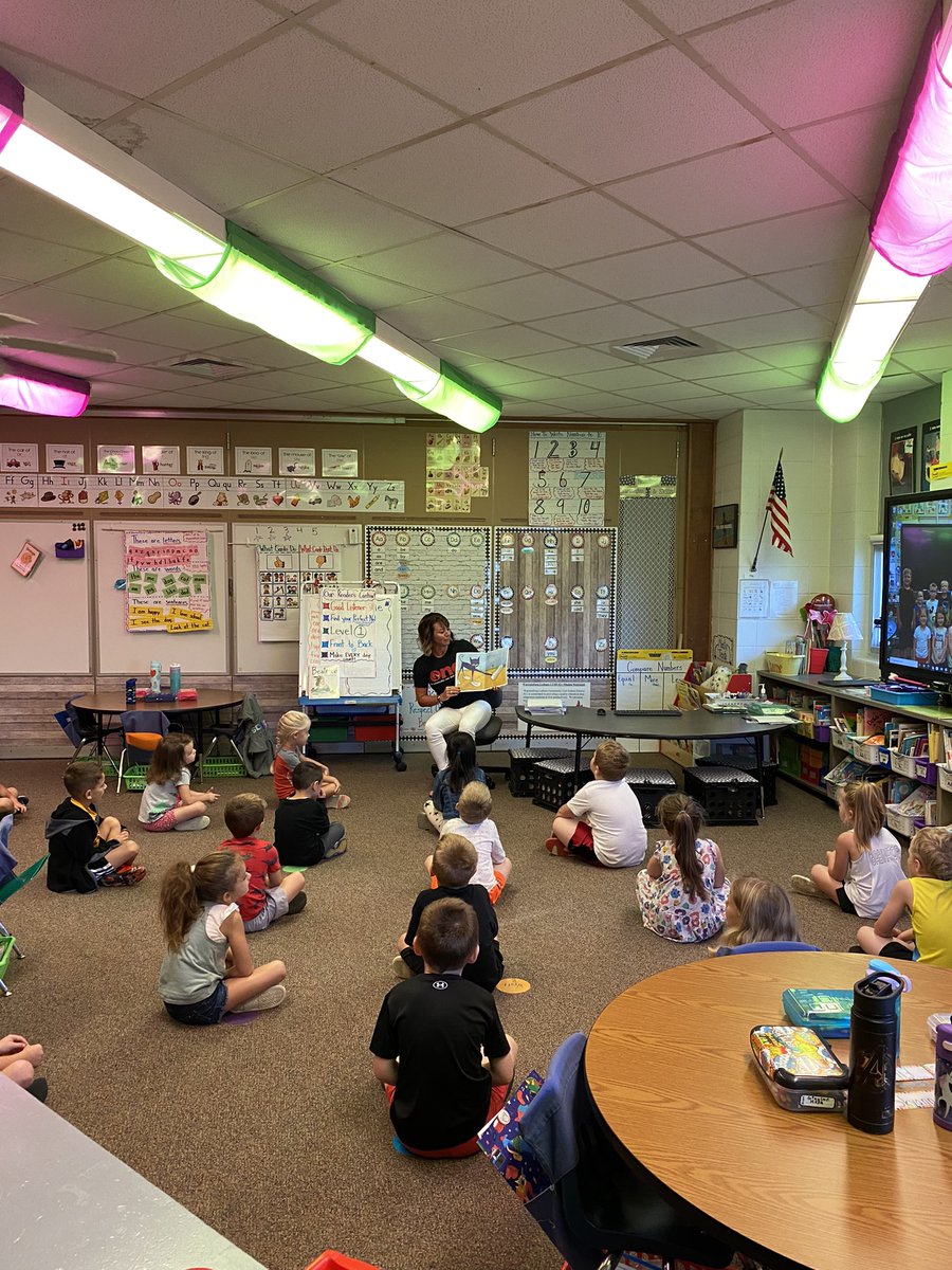 We had our first guest reader for the year! Thank you @WLSupt for reading to us! You are welcome anytime! If any other WL staff would like to come read to us, let me know. #wlcardpride #one