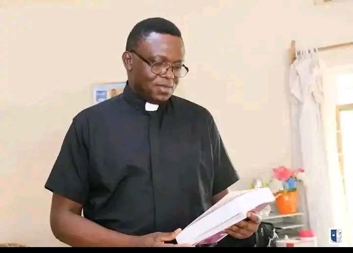 Costa_Diko's tweet photo. Il est naturellement facile pour les esprits faibles de ramener les esprits forts à leur état de faiblesse que ces derniers n'en peuvent la moindre inverse. Abbé #Cibaka est un don de Dieu pr faire la justice à #UOM. Soutenons-le, le charlatan ne doit pas l'emporter sur le clerc. https://t.co/hTv4yvUQ4H