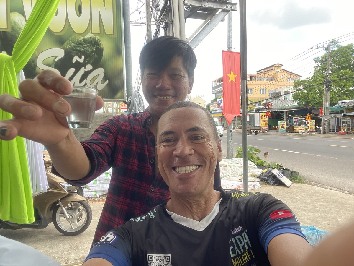 ExpatLui's tweet photo. je ne suis pas riche… je ne suis pas beau…de tele-enquêteur je suis passé streamer . Assermenté je suis.Mais tjrs démuni. Je vais de pays…en pays d’asie .Accompagné de ma communauté .. des kilomètres on en a fait .alors on va essayer de continuer 
A vendredi les amis https://t.co/0bsOBiNyZh