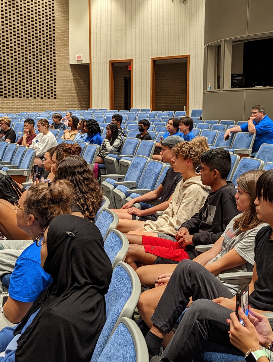 HSEOrchestras's tweet photo. Honored to have violinist Marie-Astrid Hulot from France out at HSE today! She's just incredible and left out students inspired and wanting more! @HSEPrincipal @ViolinCompIndy https://t.co/Ak3Eoq9bme