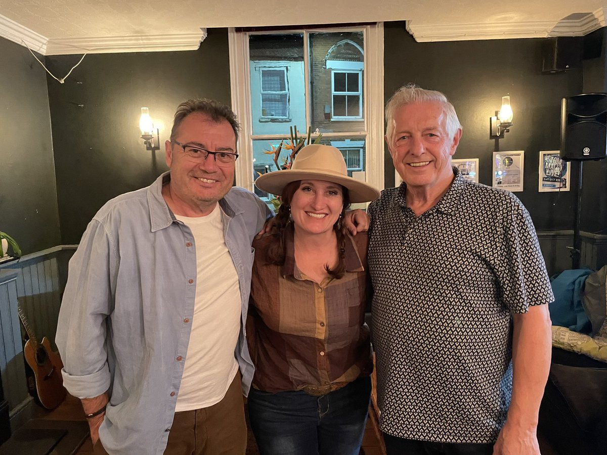 shansmusic's tweet photo. Hanging out with friends making music @DukeIpswich great to meet Brian and @StephenFoz! #Ipswich #livemusic #nashville #englamd https://t.co/LssW5DadVd