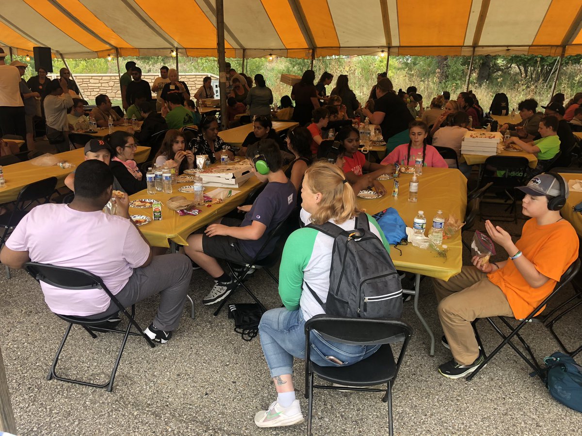 MrsStOnge's tweet photo. We had so much fun at Troy Daze yesterday! My favorite CBO to start the year. 💚 #teachlovecoffee #bakerlinks #communitybasedouting  Plus it’s always so nice to run into former students 💜 https://t.co/pqW4Q1aAa0