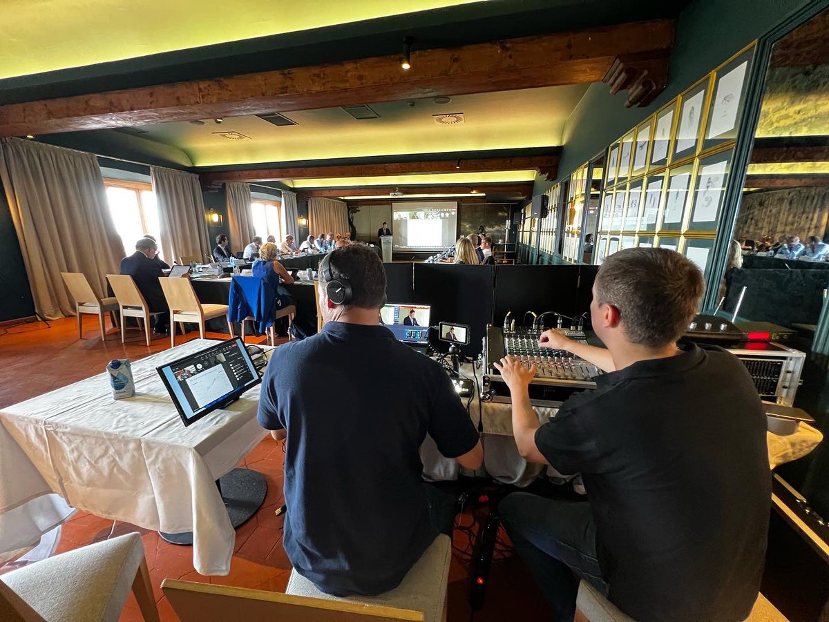 Spiinoff's tweet photo. 🎥 Streaming multicámara desde el Parador de Toledo, junto a los compañeros de @meraki_cultura , con los que siempre es un placer trabajar.
.
🎚 Trabajando con equipos Blackmagic y Vmix
.
#eventos #audiovisual #produccion #streaming #blackmagic #vmix https://t.co/coA13ZZ4Qh