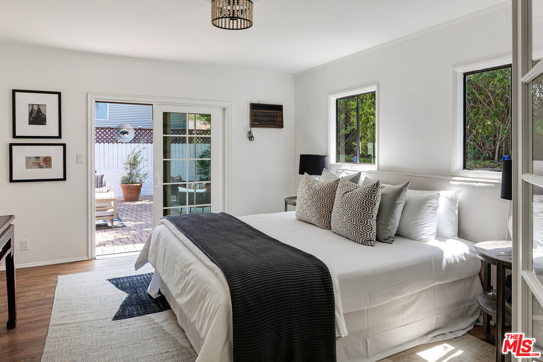 JGallowayhomes's tweet photo. Message me to see this adorable home this weekend! 😉📲

#justlisted #hancockpark #la #socal #realestate #larealestate #losangelesrealestate #homeoftheweek #home #house #locationlocationlocation #househunting #curbappeal #homesweethome #welcomehome #luxuryhome #luxuryrealestate https://t.co/P7Yol1K4jh