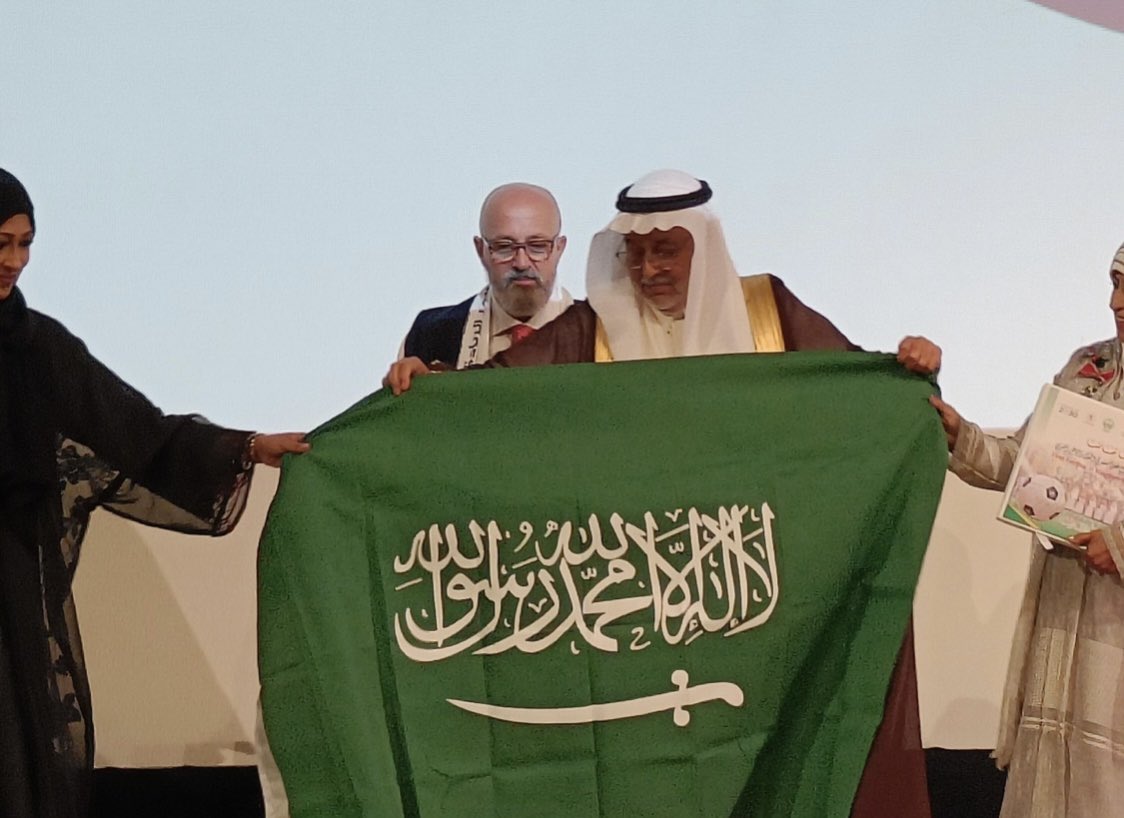 h_a_m_albalushi's tweet photo. نبارك التكريم الإعلامي والرياضي الرئيس السابق نادي القادسية الدكتور جاسم محمد الياقوت على جائزة كتاب السلام الدولية لعام 2022 عن إصداره «كُرتنا ثقافتنا» والذي حمل طياته رسالة سلام من المملكة للعالم.. نفخر  به ويعد إنجازاً للوطن رياضياً وإعلامياً..." الف مبروك https://t.co/6lGgq3KRBR