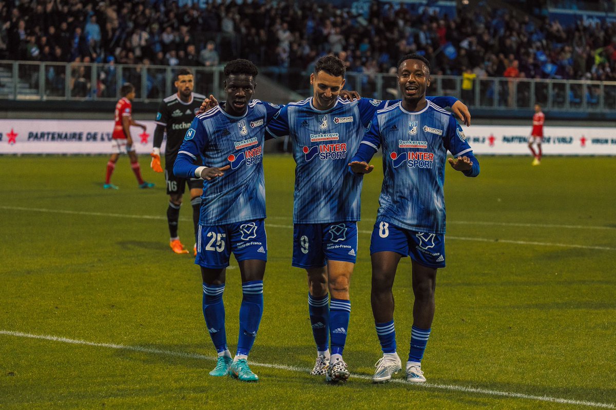 usldunkerque's tweet photo. [📸] 𝙍𝙚𝙩𝙤𝙪𝙧 𝙚𝙣 𝙞𝙢𝙖𝙜𝙚𝙨 
#USLDSOC Revivez le match au travers de ces quelques clichés !

#TeamUSLD 🔵⚪👊 https://t.co/nowzr2Xwm5