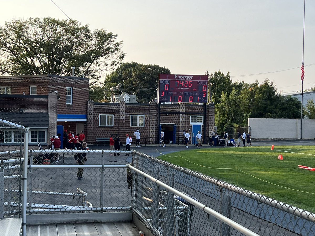 alisportshots's tweet photo. Here with @USNA86 for the @NavySprintFB game with @ChestnutHillFB - I’ll be shooting the game for @TheMidReport #gonavy #beatchestnuthill #themidreport #alisportshots https://t.co/gSSFl42VKJ