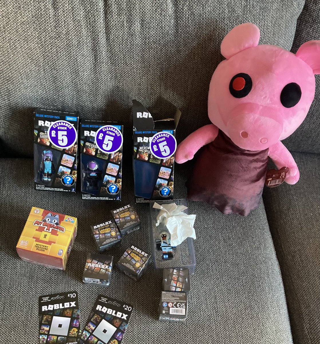 glitchedcaz's tweet image. Daughter’s birthday, we went birthday shopping after school. Wish it was my birthday 😂 #robloxbirthday #robloxtoys #roblox #obsessed @Roblox