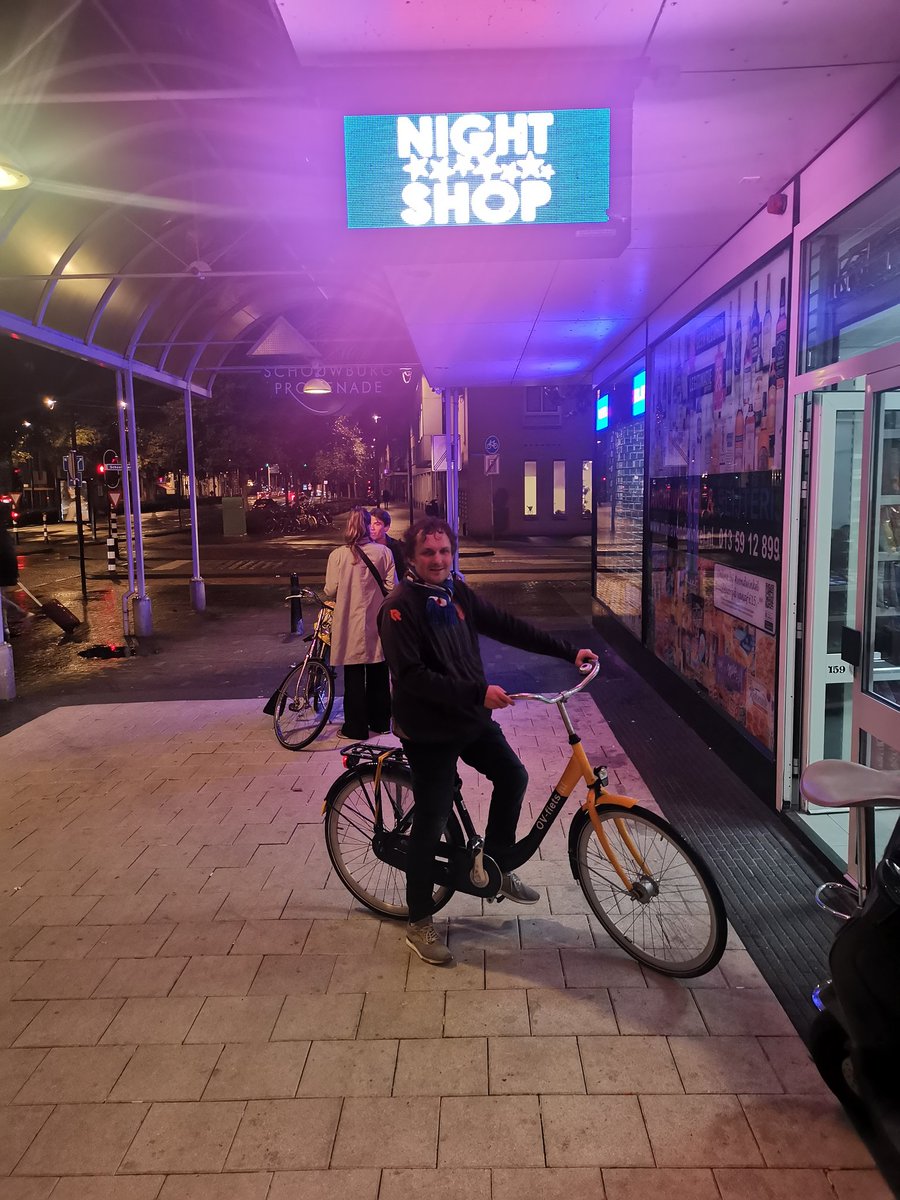Niet eens heel lang terug waren nachtwinkels 🌃 in Tilburg verboden. Briljant idee van wie dit mogelijk heeft gemaakt. Na zinderende voetbalavond 🙊 kan je nu te minsten nog wat halen voor terugreis 🧃🍬. En vriendelijk personeel die aanbood foto te maken. #bescheidenheid #WILjaz