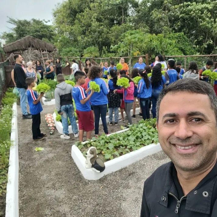 carolino_julio's tweet photo. Colheita de hortaliças na horta da Praça dos Pescadores, em Guaratiba, Maricá. Alimentos saudáveis, repassados para as escolas municipais e ao Restaurante Municipal Popular Mauro Alemão. Governo @Fabianohorta_ #SECAPP
#PlantandoSonhos #MaricáSemFome https://t.co/E4JWQVI7iY