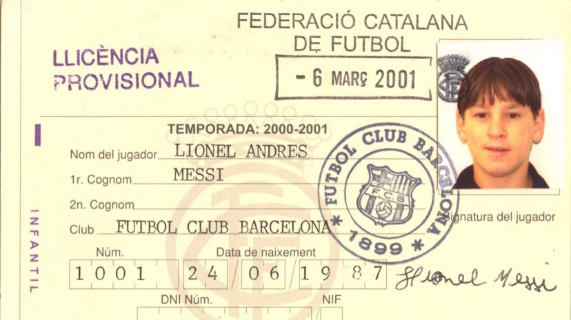 BARÇA ON THIS DAY

📰Le 17/09/2000 un certain Lionel Messi, 13 ans, posait ses valises à la Masia avec l'espoir d'atteindre un jour l'équipe 1ère du Barça
✅Objectif atteint. Merci pour tout l'artiste.