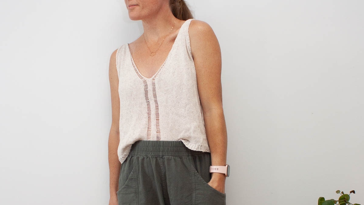 I cast on the Outline Tank last summer as a travel project and have finally finished! I adored every moment of this project, the pattern, and the yarn 💕 
⁠
I've written about this project in more detail on my blog l8r.it/UXOf
⁠