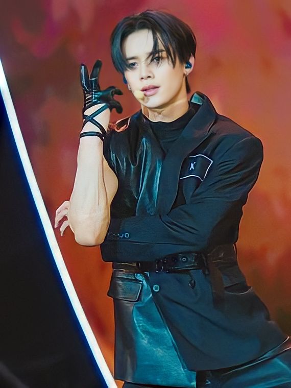 Dreamkyaa's tweet photo. Good boy                       Gone bad https://t.co/Z04bVN8aoK