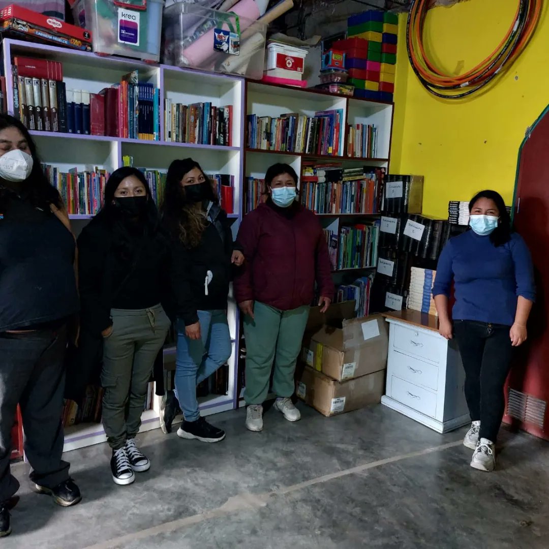 LuciaNolascoC's tweet photo. Al cual se logró llevar más de 150 libros entre las cuales se entregó  enciclopedias completas, libros de Comunicado, matemáticas, ciencias tecnología y ambiental materiales didácticos (colores, plumones, tijeras, hojas bond, cuadernos, etc) 
#BibliotecasComunales
#LeerAbreMente https://t.co/7E7BXZr2Gk