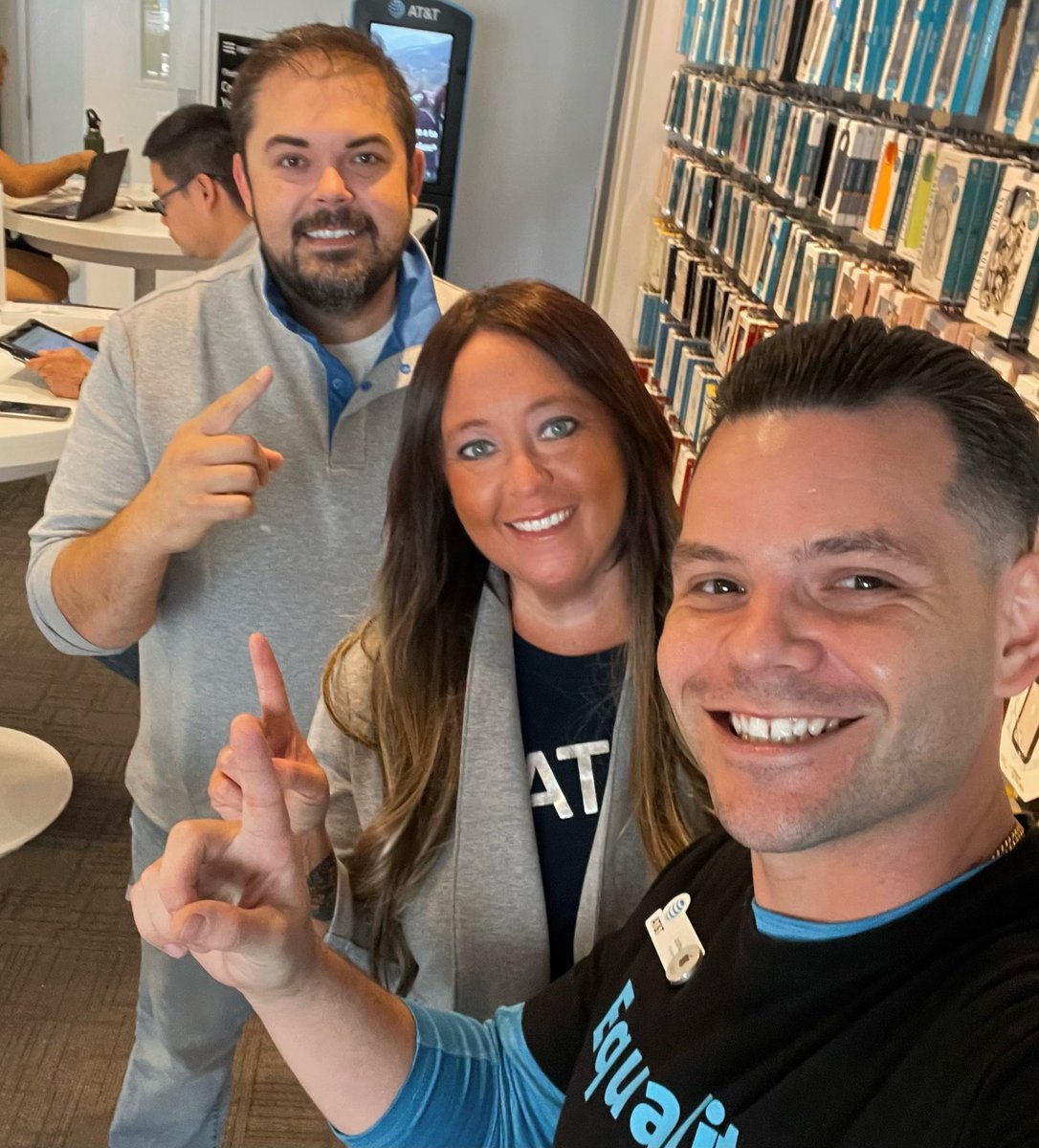 OfficialAmyIvey's tweet photo. #iPhoneLaunchDay in #Omaha! #FunFriday #gowest #lifeatatt #getintododge #BOLDNP @SeabaughAmanda @mitchellsean60 @JoshuaD43008269 @BOLDNP @gowestregion @CurtisDakotah https://t.co/vraxwM1rJu