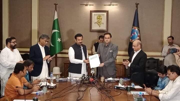 Waqasawanppp's tweet photo. ایڈمنسٹریٹر کراچی بیرسٹر مرتضی وہاب کی کوششوں سے کے پی ٹی نے آج 230 ملین روپے سے زائد کی رقم میونسپل ٹیکس کے چارجز کے طور پر کے ایم سی کے حوالے کی ہے جو گزشتہ کئی سالوں سے ادا نہیں کی گئی تھی۔بیرسٹر مرتضی وہاب نے وفاقی  وزیر فیصل سبزواری اور چیئرمین کے پی ٹی کا شکریہ ادا کیا- https://t.co/WBb8aAsECr