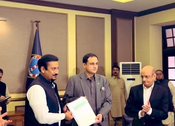 Waqasawanppp's tweet photo. ایڈمنسٹریٹر کراچی بیرسٹر مرتضی وہاب کی کوششوں سے کے پی ٹی نے آج 230 ملین روپے سے زائد کی رقم میونسپل ٹیکس کے چارجز کے طور پر کے ایم سی کے حوالے کی ہے جو گزشتہ کئی سالوں سے ادا نہیں کی گئی تھی۔بیرسٹر مرتضی وہاب نے وفاقی  وزیر فیصل سبزواری اور چیئرمین کے پی ٹی کا شکریہ ادا کیا- https://t.co/WBb8aAsECr
