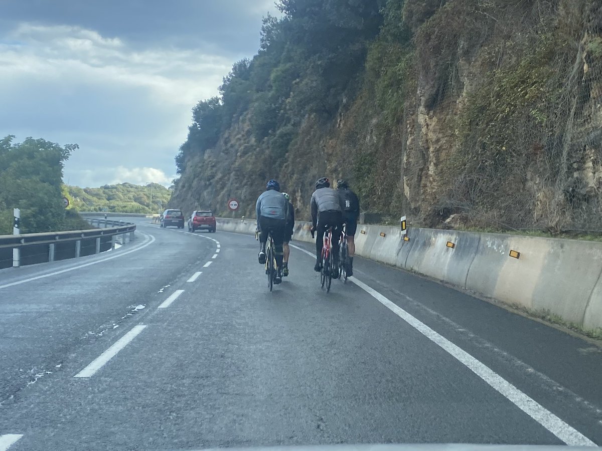 N-634 a la altura de Islares(Arenillas)Hace poco han ensanchado los arcenes y ni por esas lo usan.Y así todos los días.Te la juegas para adelantarlos y también los pones a ellos en peligro.Luego son los coches los que no respetan al ciclista. <a href="/guardiacivil/">Guardia Civil</a> <a href="/DGTes/">Dir. Gral. Tráfico</a> <a href="/SocialDrive_es/">SocialDrive</a>