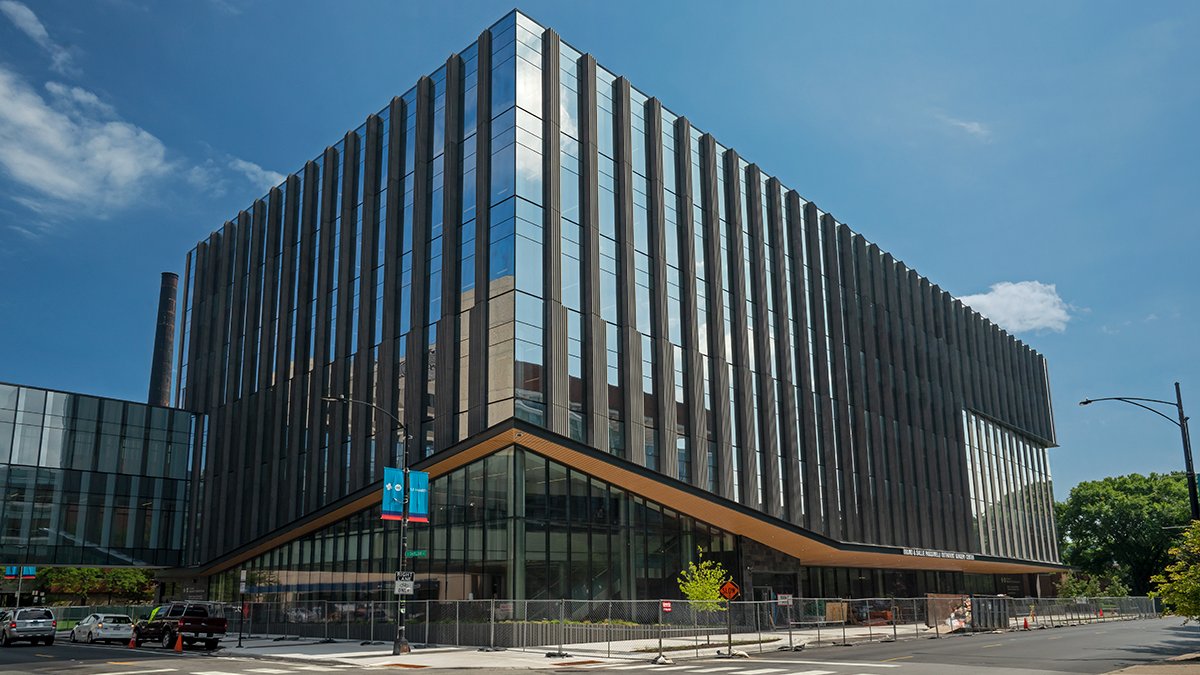UIHealth's tweet photo. The new @UIHealth Specialty Care Building includes:
• 6 floors of patient care space
• 8 operating rooms
• 24 pre-/post-surgery bays
• 182 clinic rooms for Gastroenterology, Ophthalmology, Otolaryngology, Transplant, and Urology care, and a pharmacy

https://t.co/91JEaPnAFw https://t.co/BVUEG4s6zT