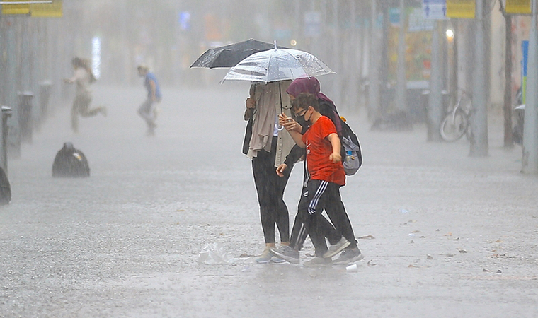 cumhuriyetgzt1's tweet photo. Meteoroloji saat verdi: Sağanak geliyor, sele dikkat!
https://t.co/INU1bGWgcy https://t.co/YAfpyZxgr9