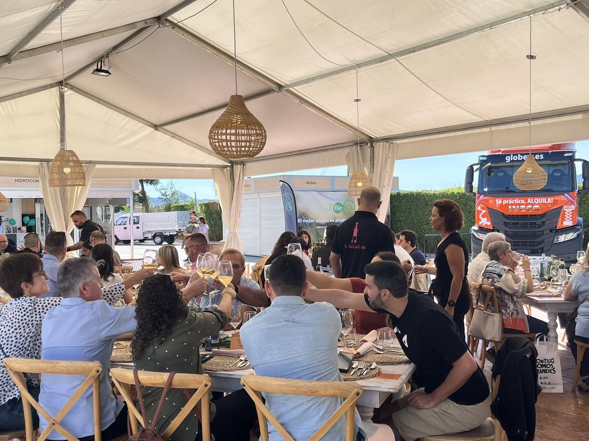 muestravillena's tweet photo. Lo que nos gusta celebrar y disfrutar en buena compañía…y más aún cuando se hace con producto de la tierra 🤤 Brindamos por la #FeriadeMuestrasdeVillena y por GUSTA VILLENA🍷 que está siendo todo un éxito! https://t.co/gfKBe3VRsy