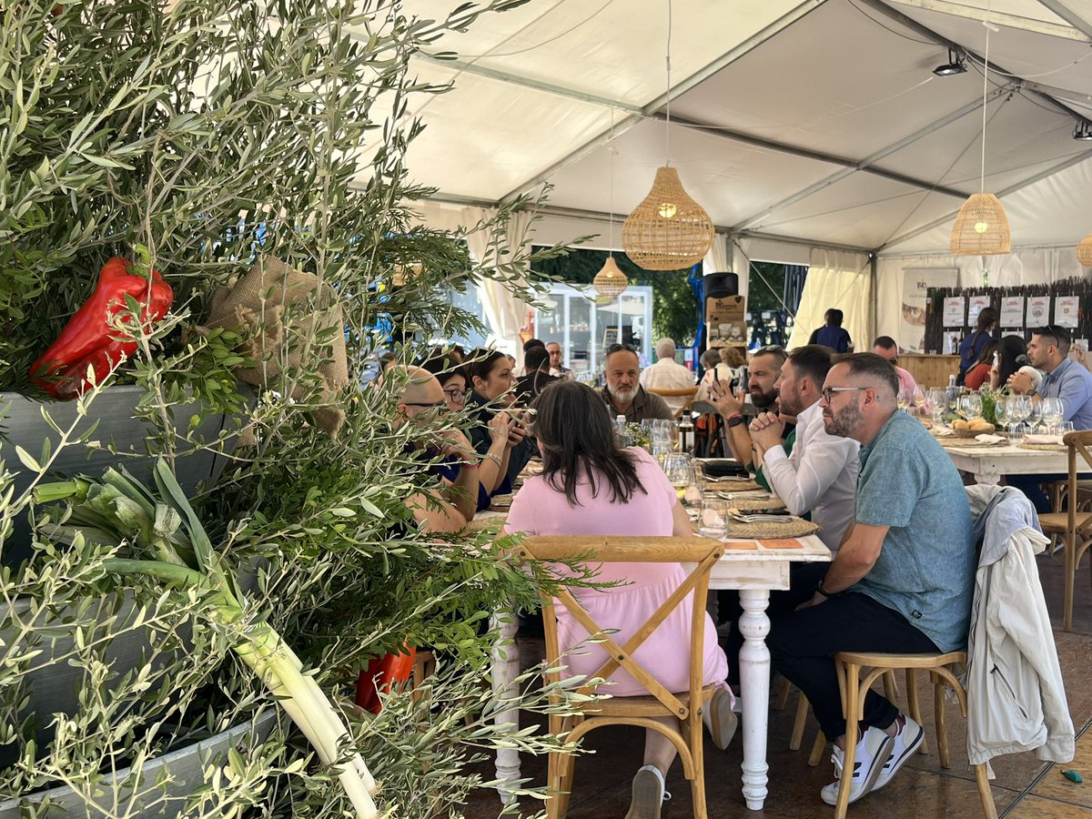 muestravillena's tweet photo. Lo que nos gusta celebrar y disfrutar en buena compañía…y más aún cuando se hace con producto de la tierra 🤤 Brindamos por la #FeriadeMuestrasdeVillena y por GUSTA VILLENA🍷 que está siendo todo un éxito! https://t.co/gfKBe3VRsy