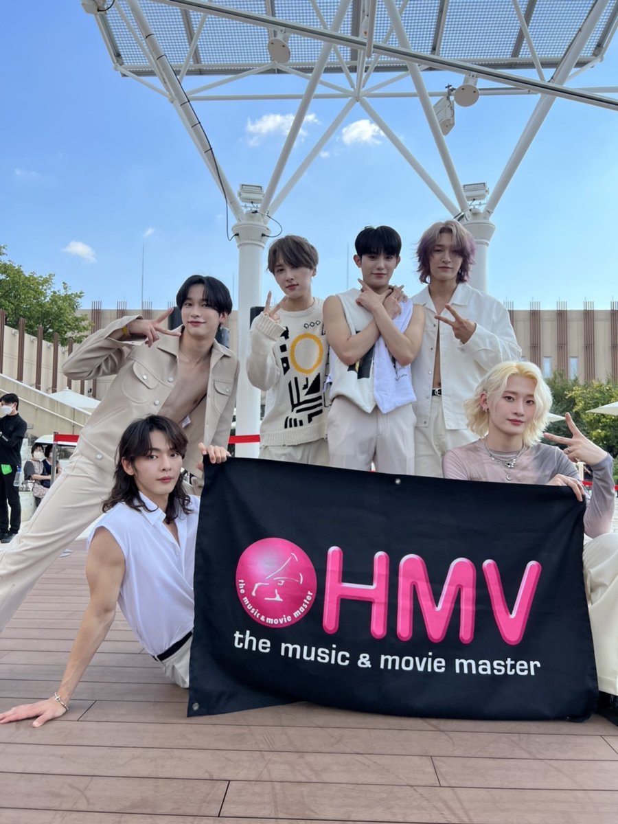 HMV_Nishinomiya's tweet photo. 本日は #OnlyOneOf さんのミニライブ＆特典会にお越しいただき誠にありがとうございます!
フラッグショット頂きました!
本日はありがとうございました！ https://t.co/V1rVQxsL3o