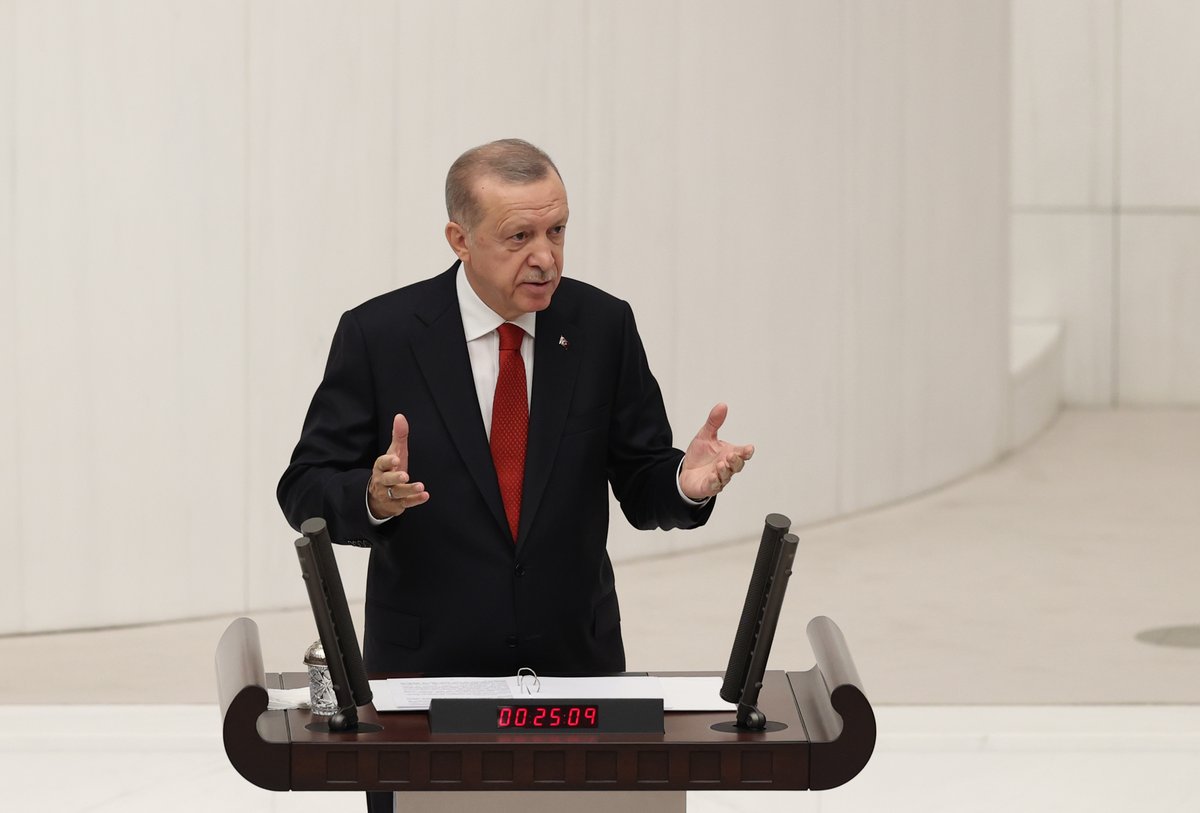RTErdogan's tweet photo. Önümüzdeki yıl hep birlikte coşkuyla kutlayacağımız Cumhuriyetimizin kuruluşunun 100’üncü yılına atıfla, 2023’te milletimizin huzuruna yeni bir sözle çıkıyoruz.

Bu söz, ülkemize bugüne kadar kazandırdığımız eser ve hizmetlerin üzerine Türkiye Yüzyılı inşa etme sözüdür. https://t.co/1YDt9unBOI