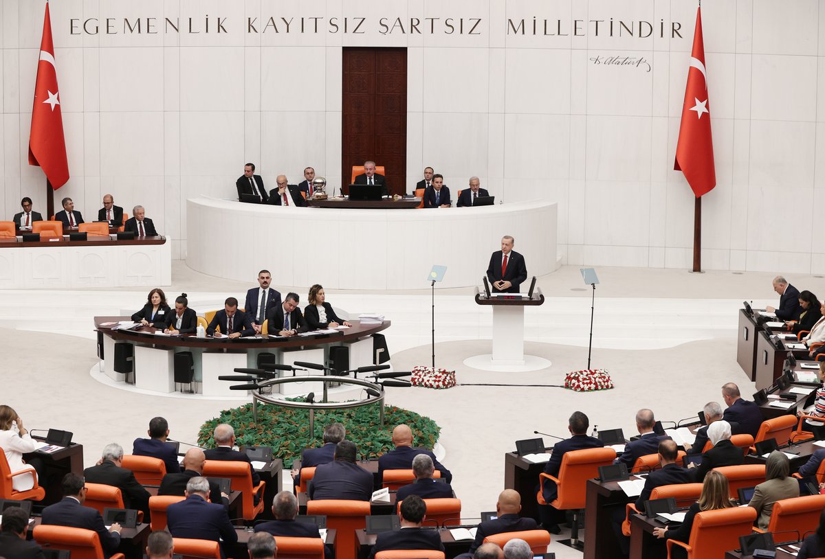 RTErdogan's tweet photo. Önümüzdeki yıl hep birlikte coşkuyla kutlayacağımız Cumhuriyetimizin kuruluşunun 100’üncü yılına atıfla, 2023’te milletimizin huzuruna yeni bir sözle çıkıyoruz.

Bu söz, ülkemize bugüne kadar kazandırdığımız eser ve hizmetlerin üzerine Türkiye Yüzyılı inşa etme sözüdür. https://t.co/1YDt9unBOI