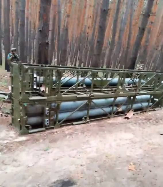 EuromaidanPress's tweet photo. Abandoned Russian multiple rocket launcher

Ukrainian troops captured the Russian 220mm BM-27 Uragan MLRS launcher and additional rockets to it in the area of Izium.
📷https://t.co/4ymuZx33J0 https://t.co/TSY5iQqbvS